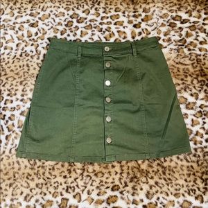 ⭐️forever 21 army green button up skirt⭐️